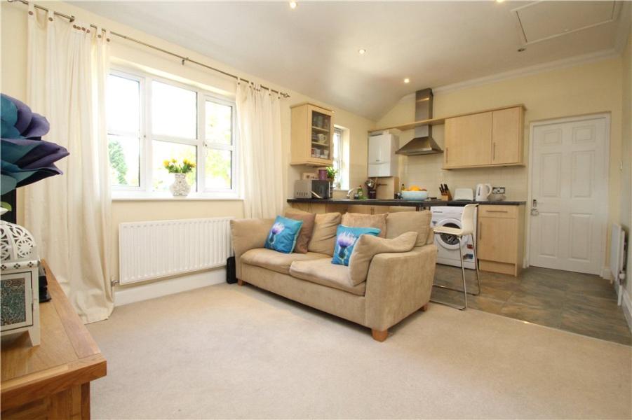 Flat St John's Road in Woking
