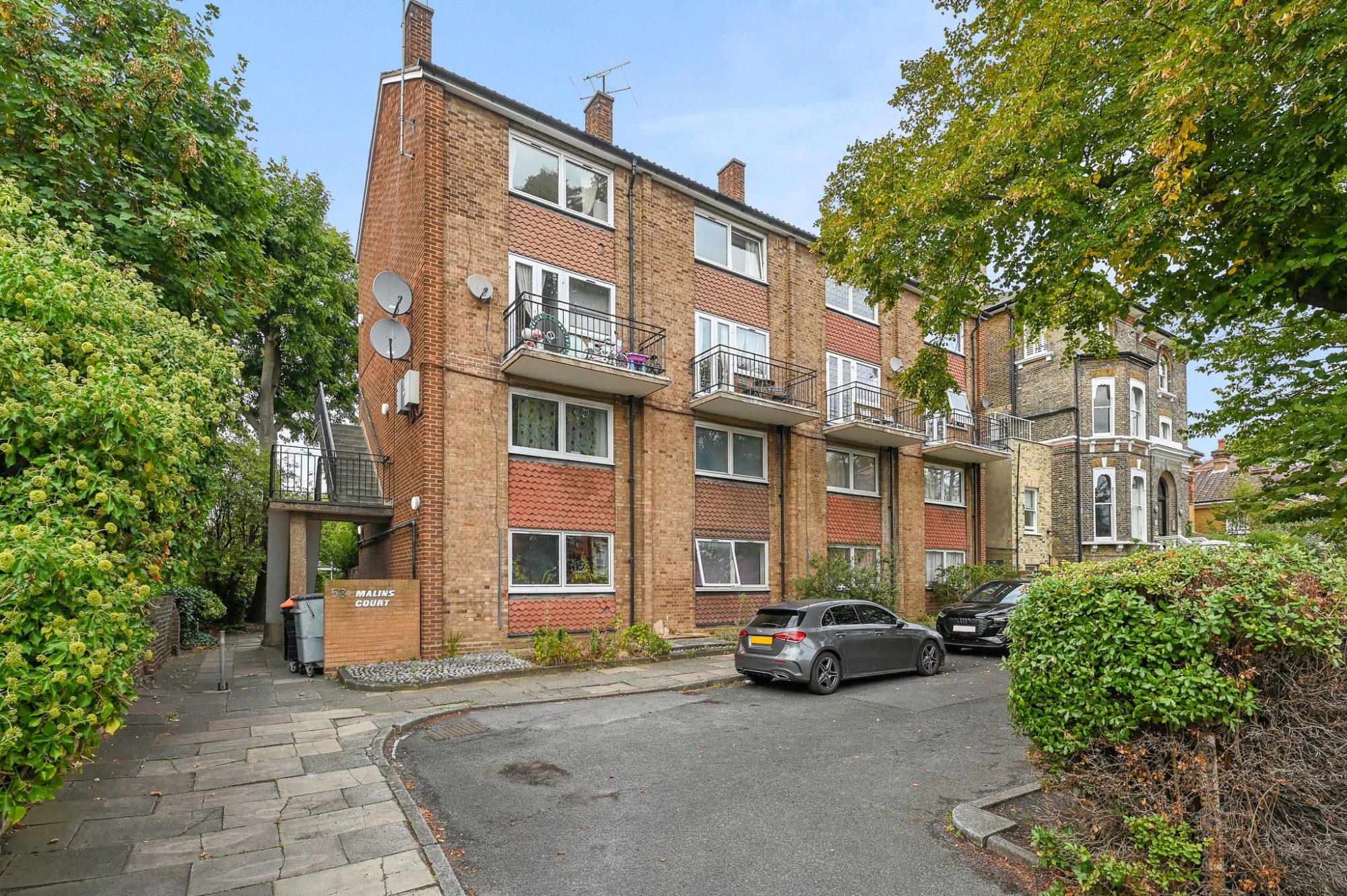 Flat Nightingale Lane in Greater London