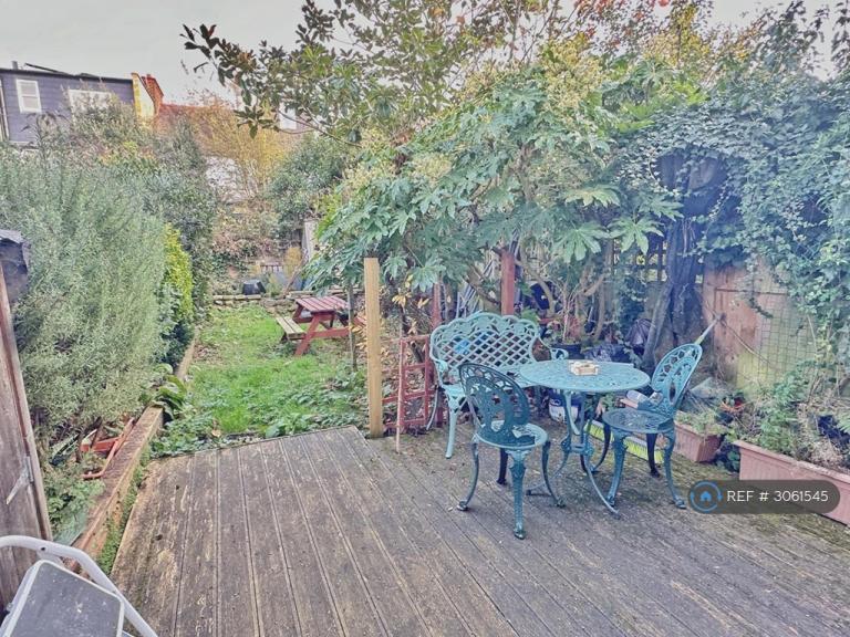 Room Briarwood Road in Greater London