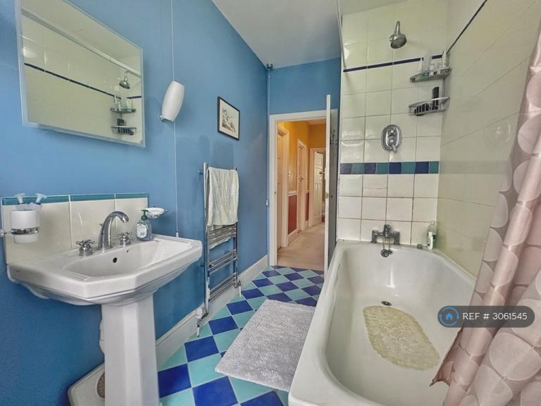 Room Briarwood Road in Greater London