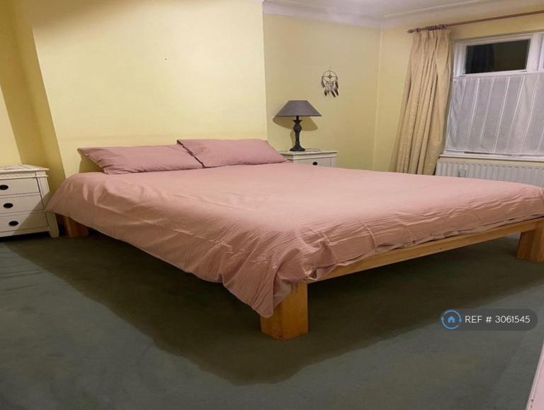 Room Briarwood Road in Greater London