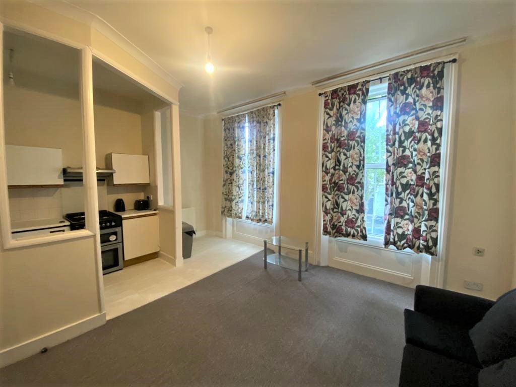 Flat Bamborough Gardens in Greater London