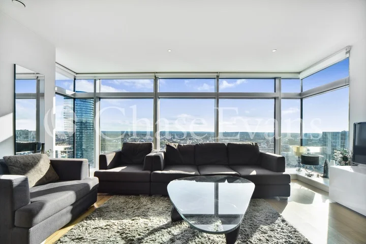 Flat Pan Peninsula Square in Greater London