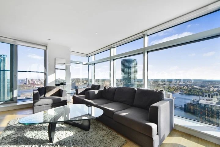 Flat Pan Peninsula Square in Greater London
