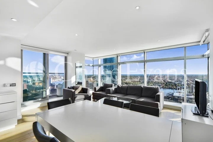 Flat Pan Peninsula Square in Greater London