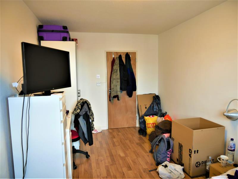 Flat Hall Street in Greater London