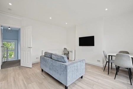 Flat Loveridge Road in Greater London