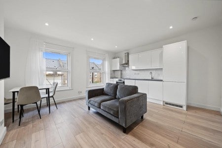 Flat Loveridge Road in Greater London