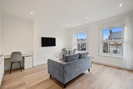 Flat Loveridge Road in Greater London