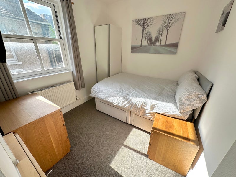 Room Mellish Street in Greater London