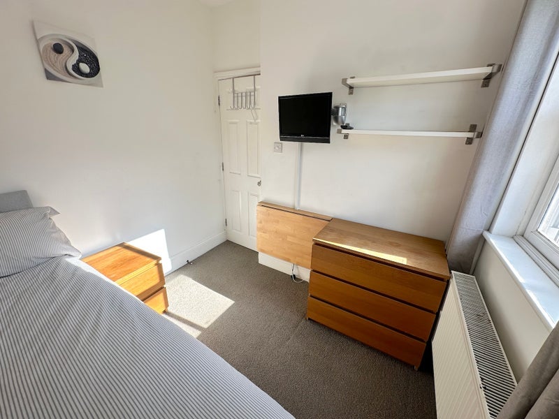 Room Mellish Street in Greater London