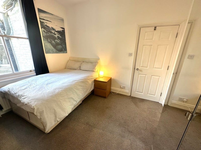 Room Mellish Street in Greater London