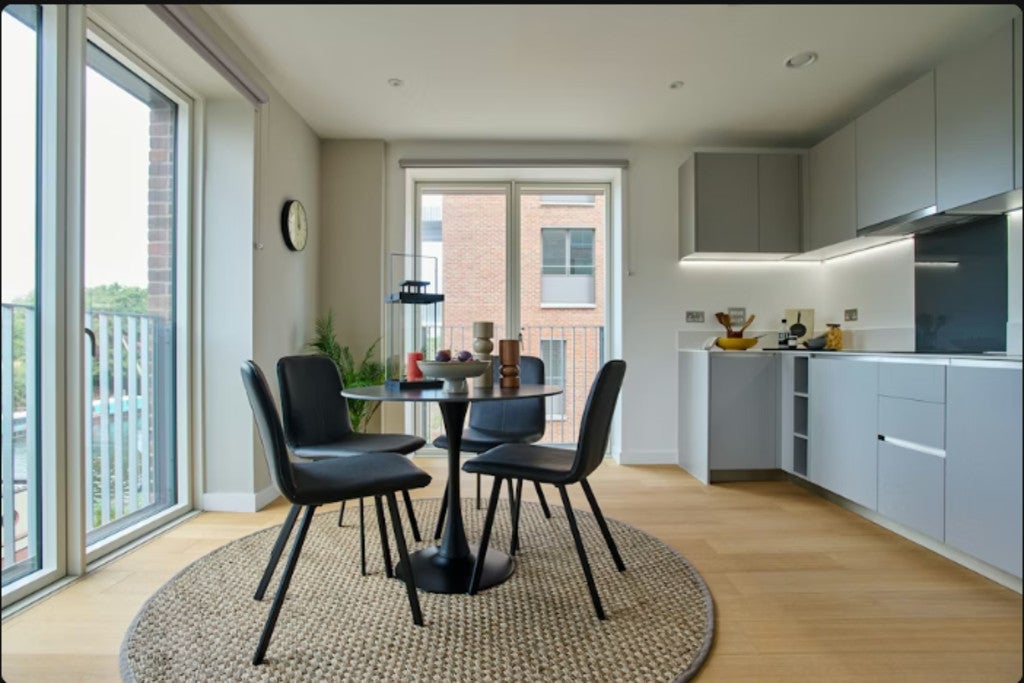 Flat Devon Close in Greater London
