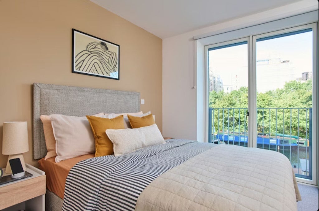 Flat Devon Close in Greater London