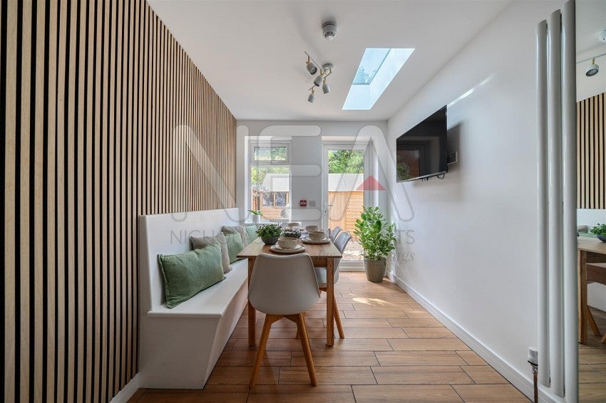 Room Curzon Street in Reading