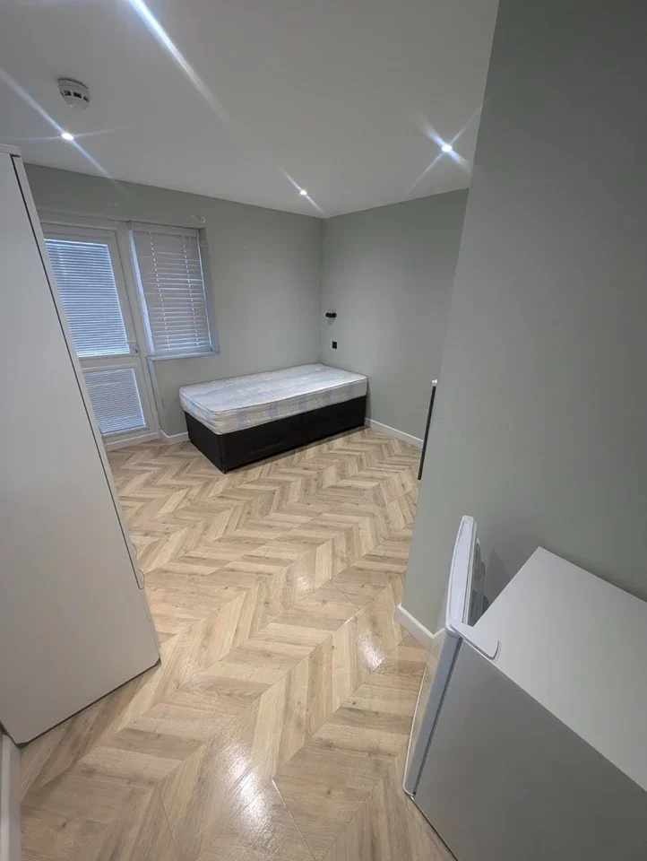 Flat Halton Road in Chadwell St Mary