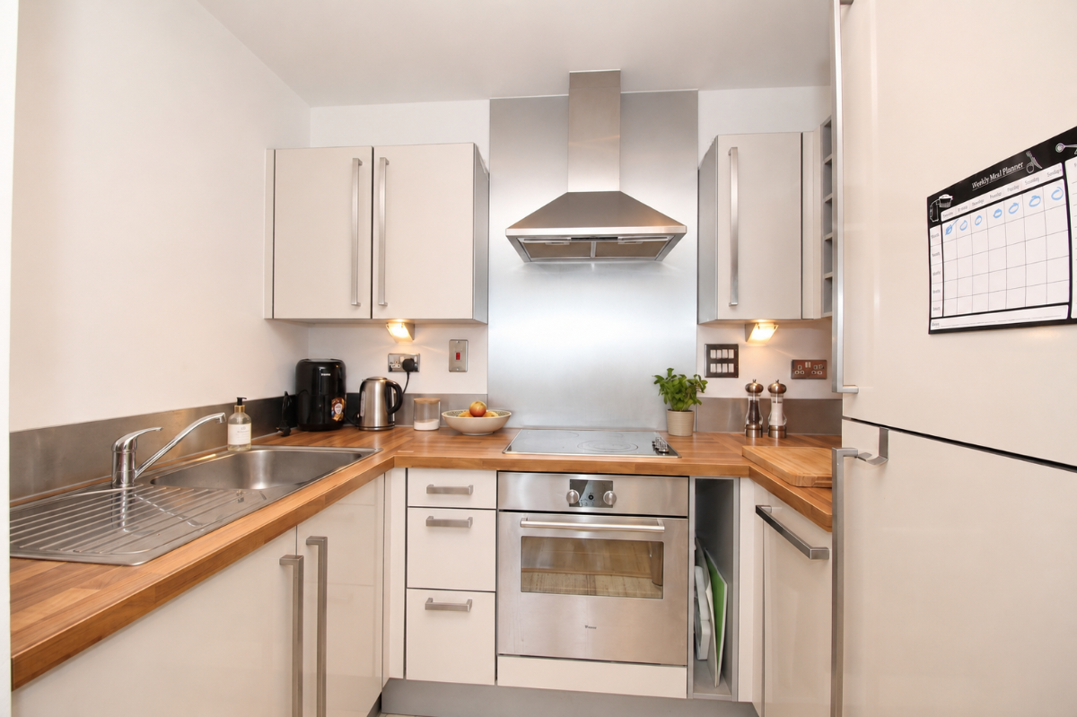 Flat Blackwall Way in Greater London