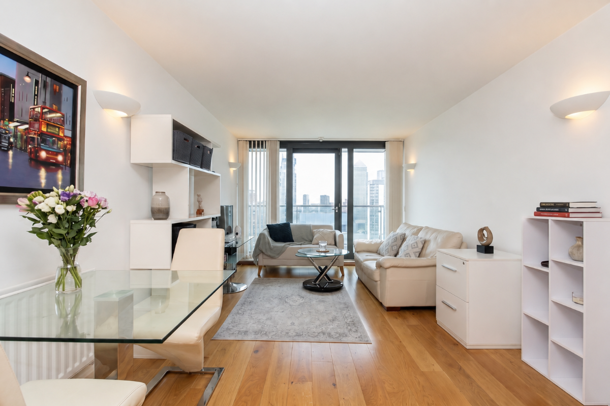 Flat Blackwall Way in Greater London