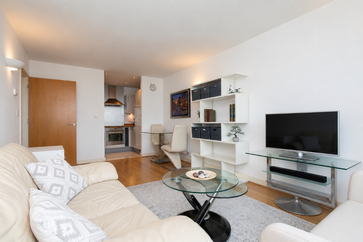Flat Blackwall Way in Greater London