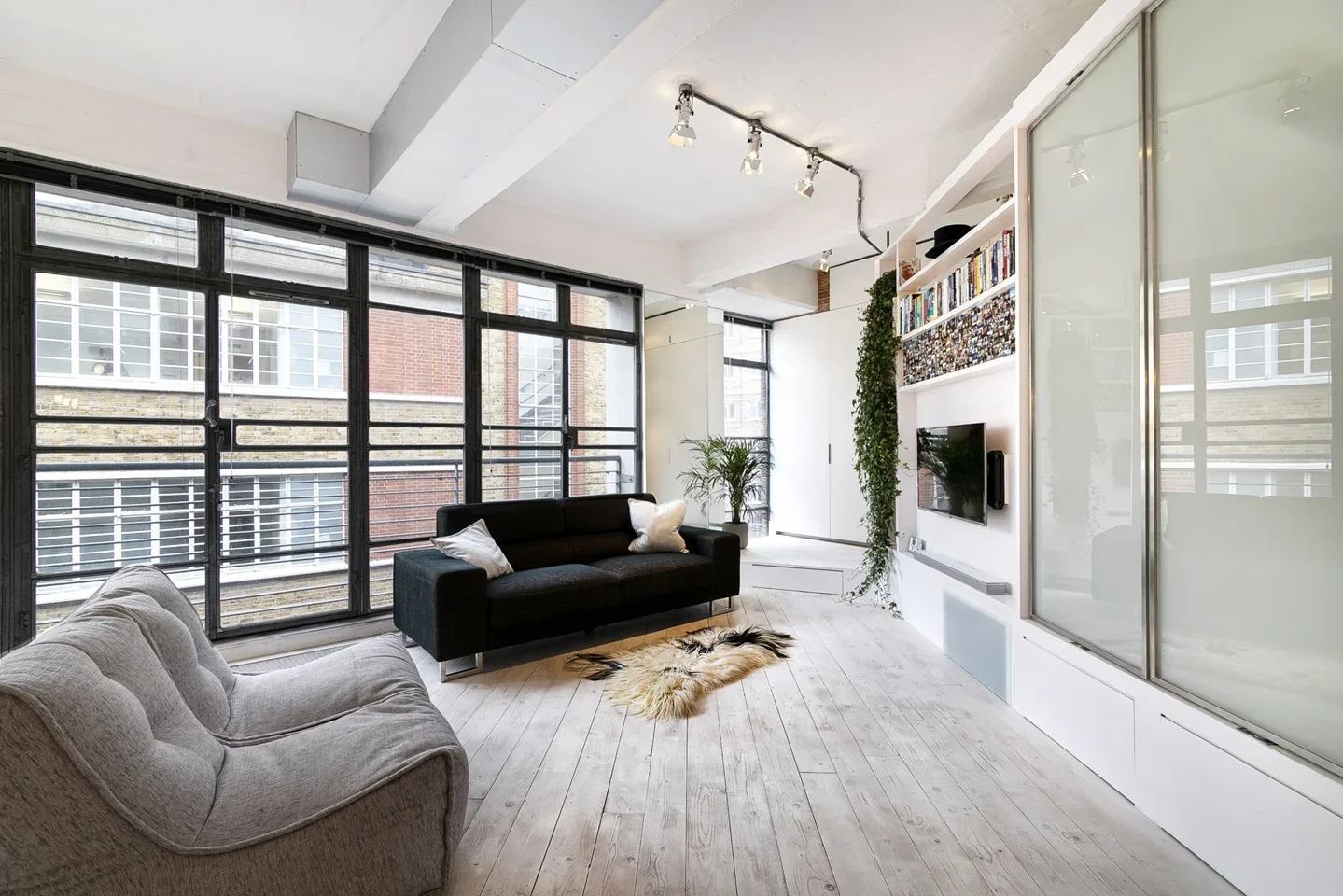 Flat Gee Street in Greater London