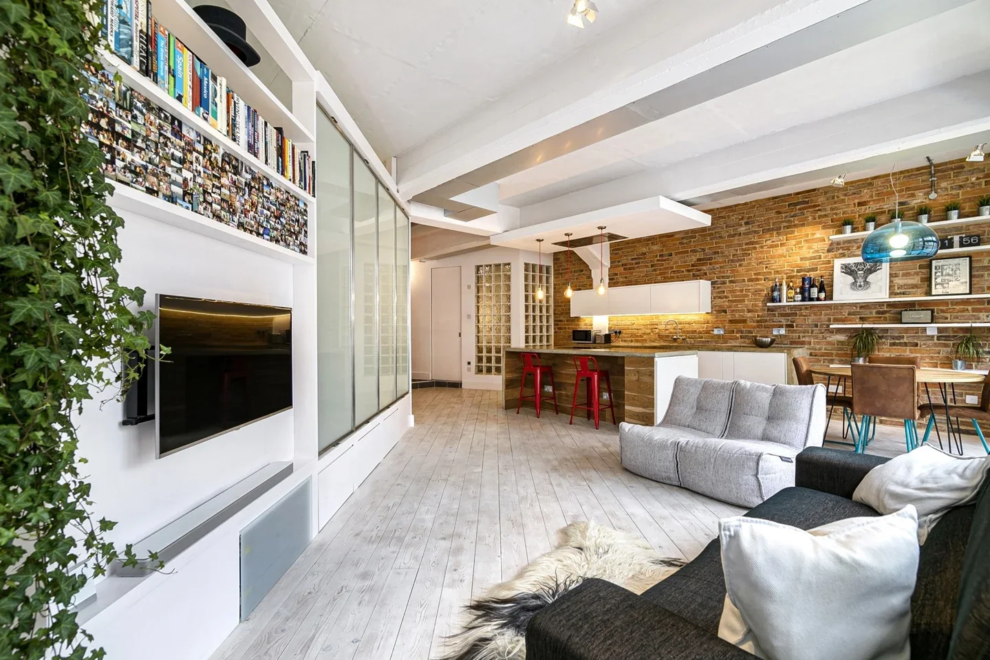 Flat Gee Street in Greater London