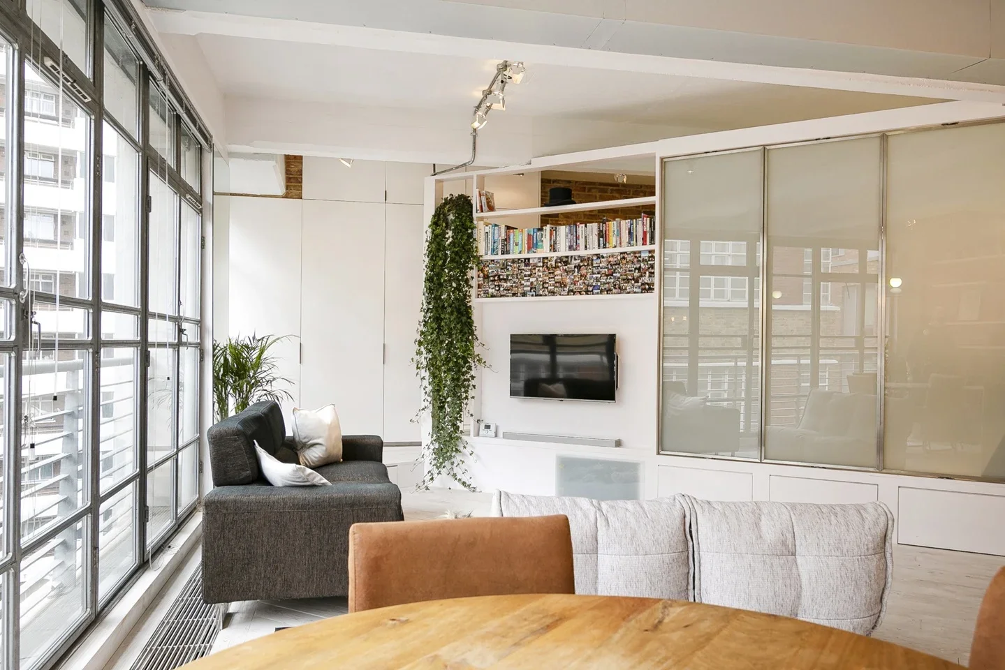 Flat Gee Street in Greater London