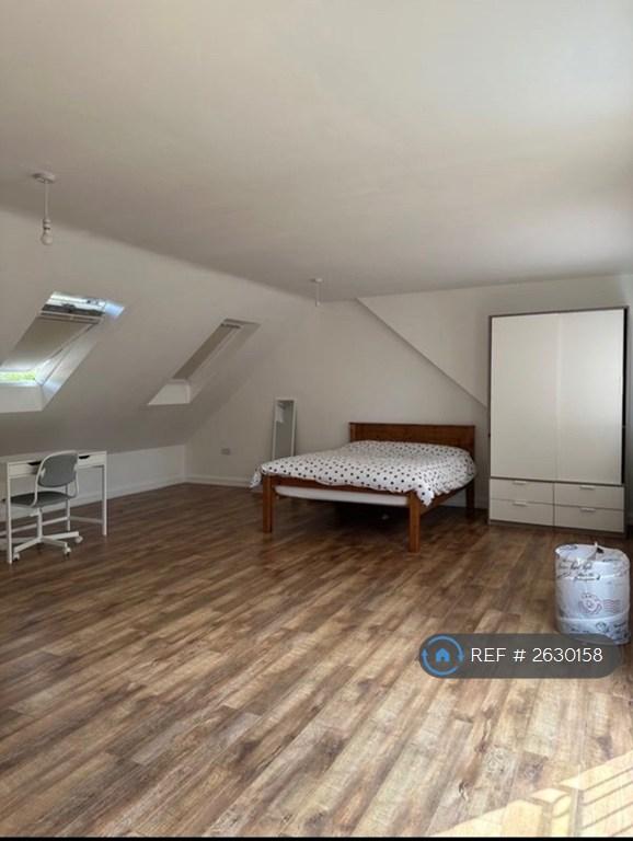 Room Chairborough Road in High Wycombe