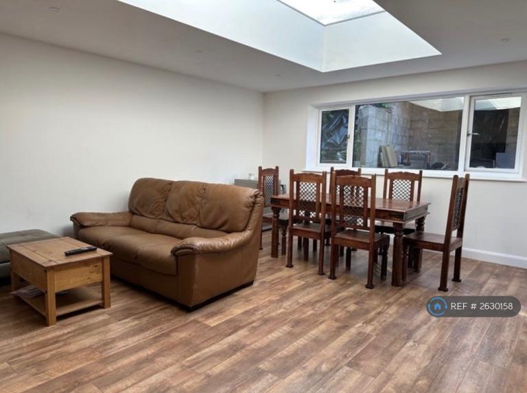 Room Chairborough Road in High Wycombe