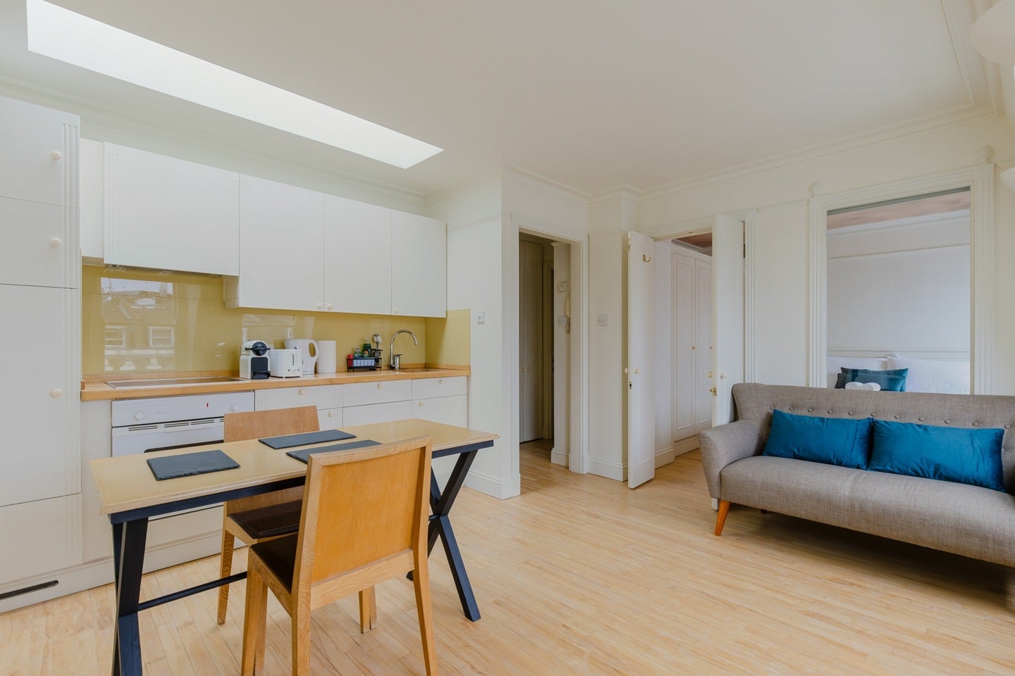 Flat Penywern Road in Greater London
