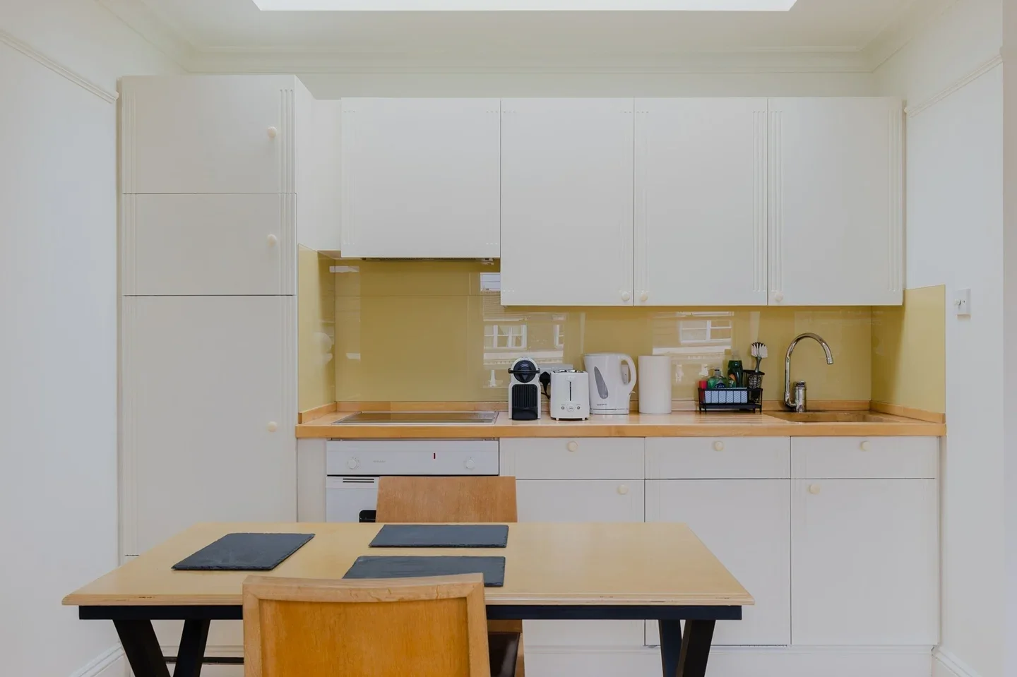 Flat Penywern Road in Greater London