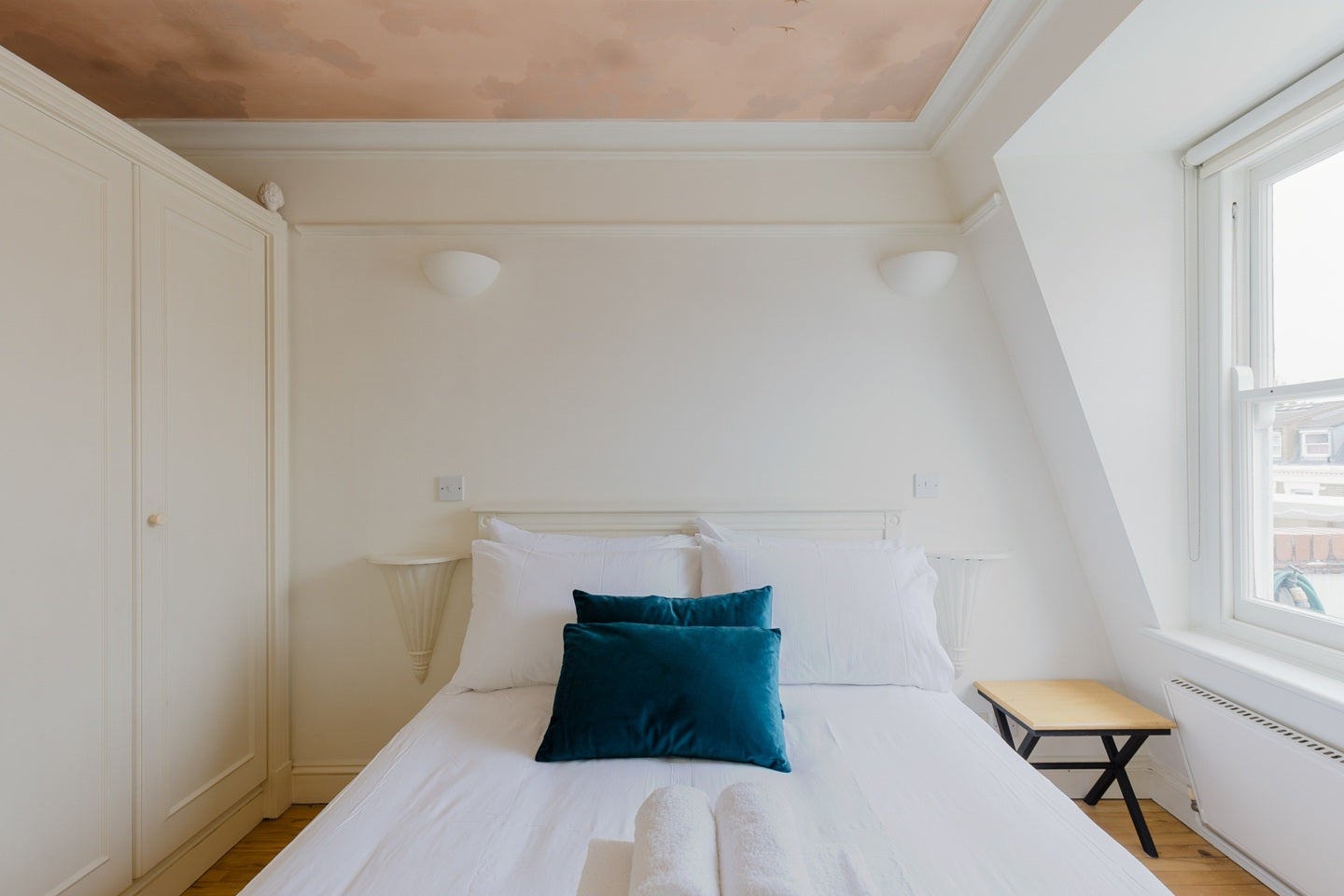Flat Penywern Road in Greater London