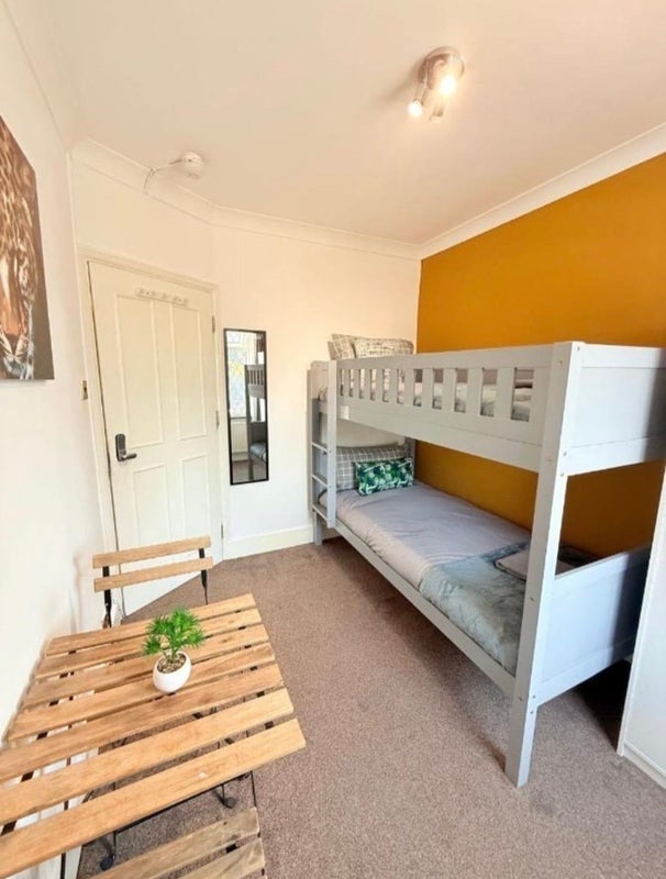 Room Manor Drive in Greater London