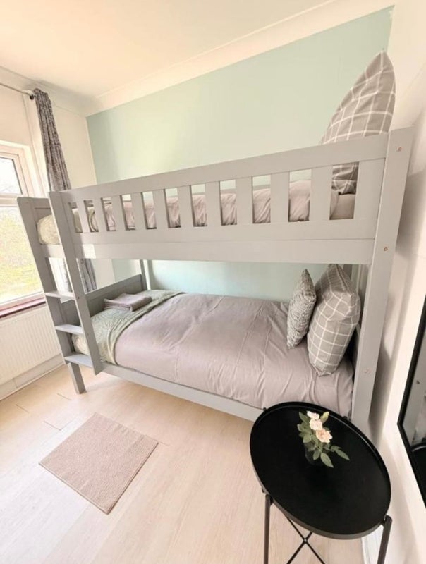 Room Manor Drive in Greater London