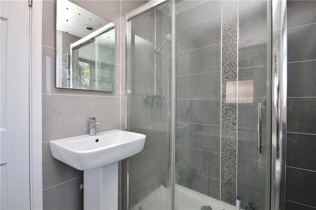 Room Blackwell Avenue in Guildford