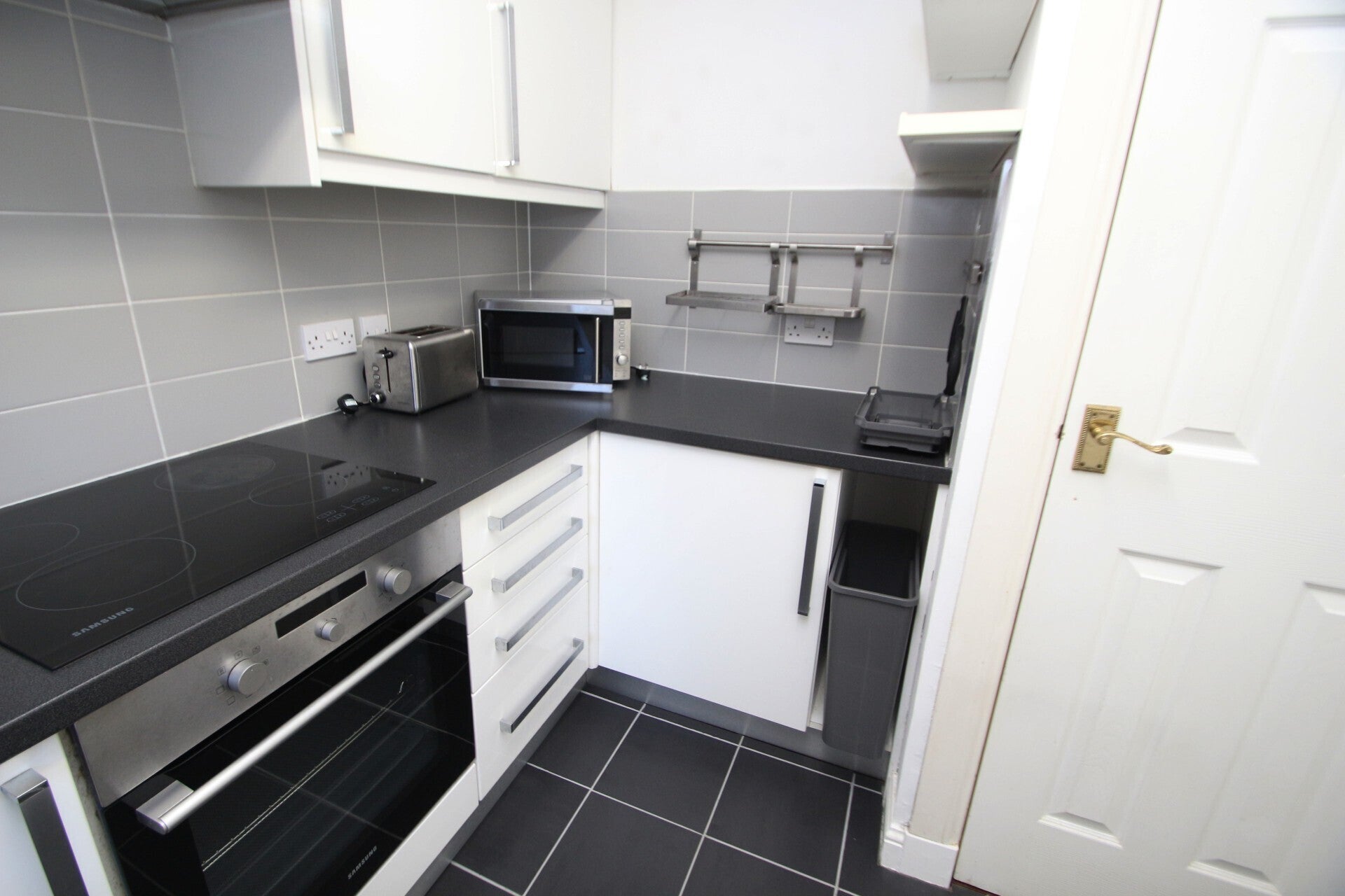 Flat Parsonage Square in Glasgow