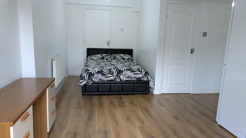 Room Harewood Close in Crawley
