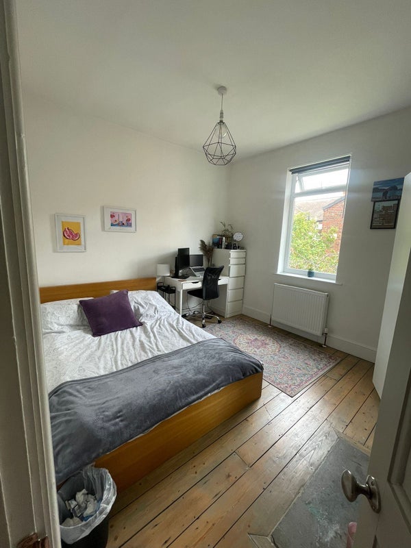 Room Edenhall Avenue in Manchester