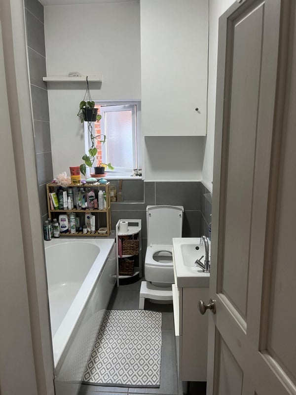 Room Edenhall Avenue in Manchester