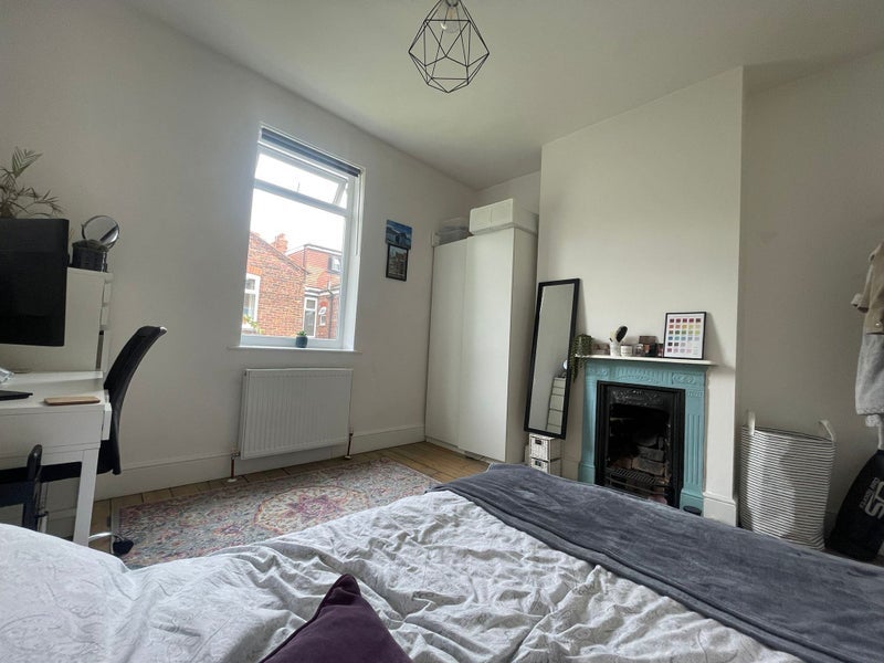 Room Edenhall Avenue in Manchester