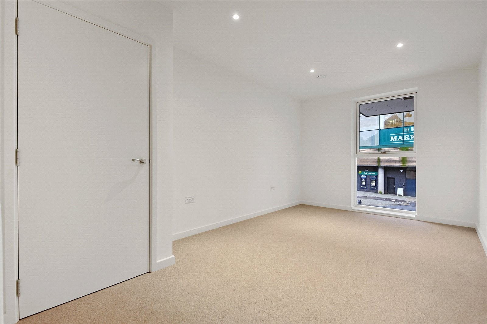 Flat Pinner Road in Greater London