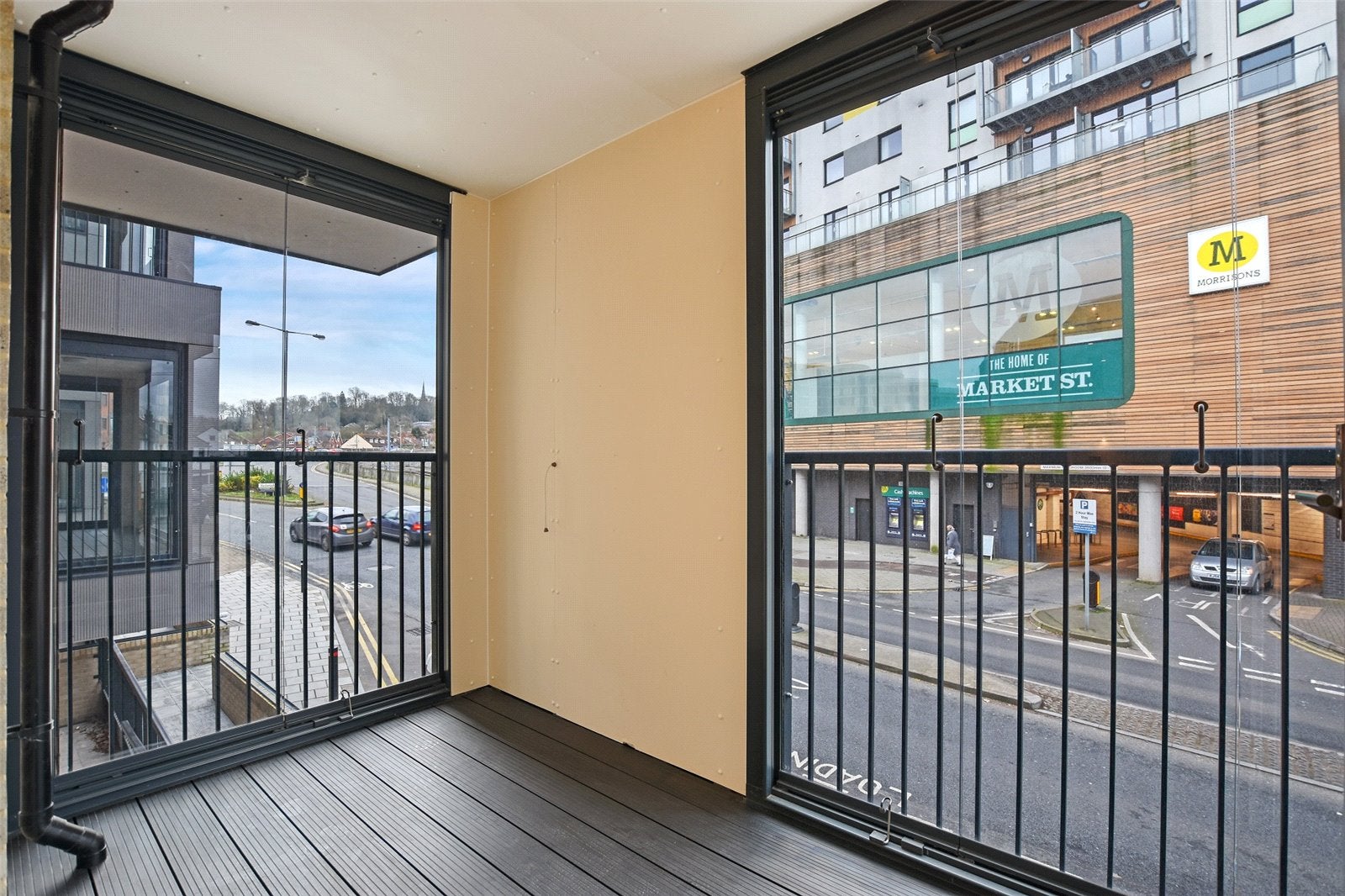 Flat Pinner Road in Greater London