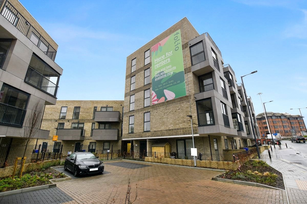 Flat Pinner Road in Greater London