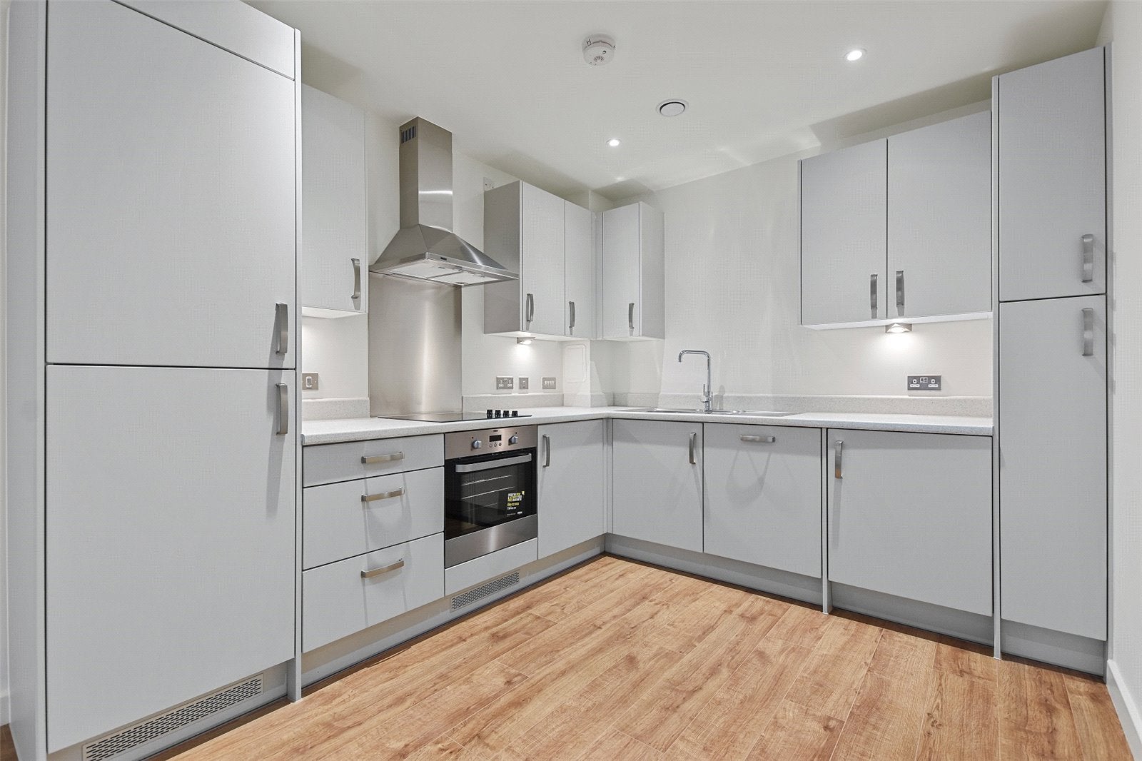 Flat Pinner Road in Greater London