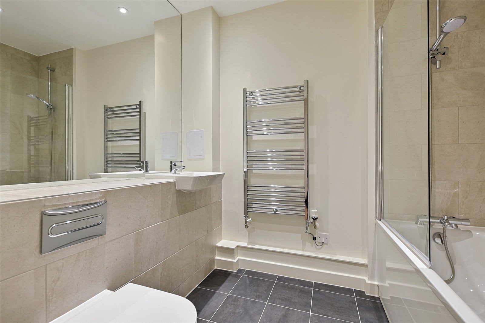 Flat Pinner Road in Greater London