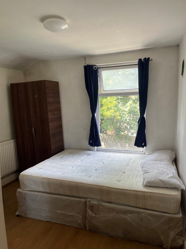 Room Ham Park Road in Greater London
