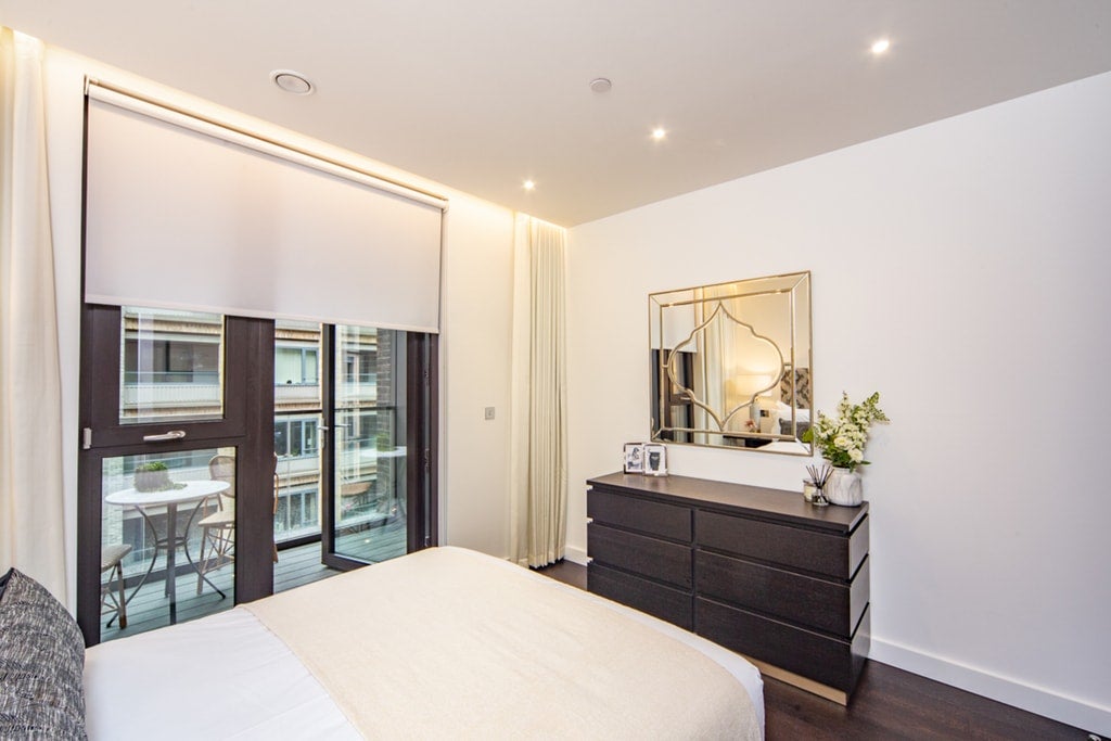 Flat Ponton Road in Greater London