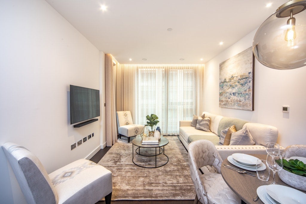 Flat Ponton Road in Greater London