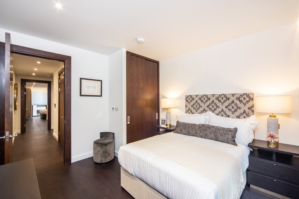 Flat Ponton Road in Greater London