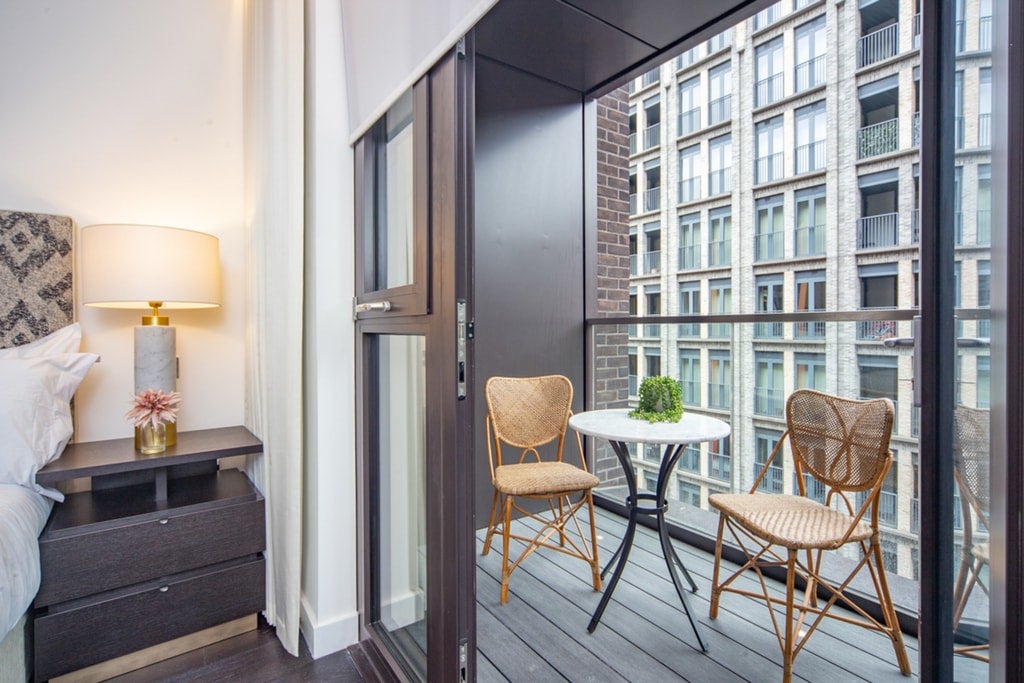 Flat Ponton Road in Greater London