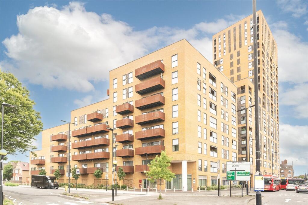 Flat Western Avenue in Greater London